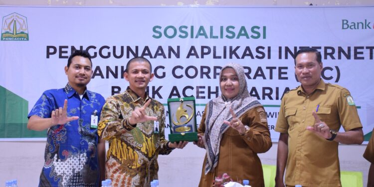 Kegiatan sosialisasi Internet Banking Corporate kepada Satuan Pendidikan di Bireuen. Kegiatan yang berlangsung di SMAN 1 Bireuen, Selasa (22/9) tersebut diikuti oleh kepala sekolah dan bendahara dari satuan pendidikan tingkat SMA, SMK, dan SLB di wilayah kerja Cabang Dinas Pendidikan Wilayah Bireuen. FOTO/Dok. BAS. Ⓒ Hak cipta foto di atas dikembalikan sesungguhnya kepada pemilik foto