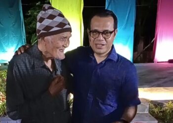 Wakil Menteri Komunikasi dan Digital (Wamenkomdigi) Nezar Patria menerima tiga buku karya penyair senior L K Ara dalam ajang Dialog Kebudayaan yang berlangsung di wilayah Lhoknga, Aceh. FOTO/Dok. Istimewa. Ⓒ Hak cipta foto di atas dikembalikan sesungguhnya kepada pemilik foto