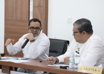 Plt. Sekda Aceh Taufik memberikan arahan kepada jajaran SKPA dalam rapat persiapan perubahan RKPA Tahun 2026 di Kantor Gubernur Aceh, Jumat (4/9/2026). FOTO/Dok. Humas Pemprov Aceh. Ⓒ Hak cipta foto di atas dikembalikan sesungguhnya kepada pemilik foto