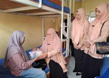 Plt Ketua DWP Aceh Berbagi dengan Keluarga Pasien di Rumah Singgah RSUDZA