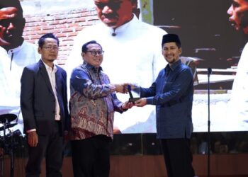 Wagub Aceh Terima Penghargaan Tokoh Penguat Ekonomi Syariah Aceh