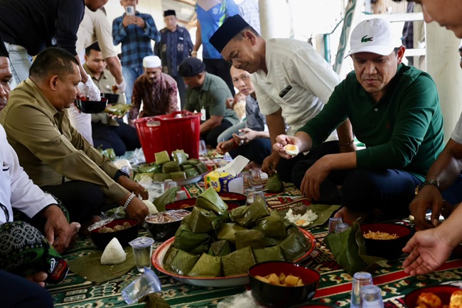 Wagub Aceh Hadiri Kenduri Maulid di Kaye Jatoe, Tradisi Bungkus Daun Tetap Terjaga