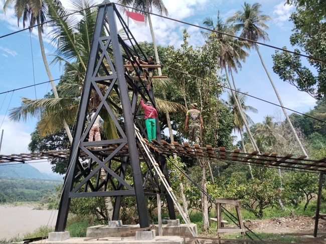 Babinsa dan Warga Gotong Royong Pasang Lantai Jembatan Gantung Perintis di Aceh Tenggara
