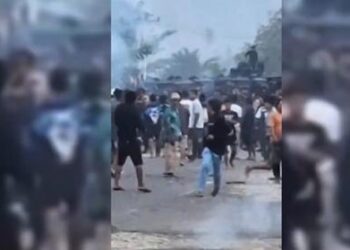 Mencekam! Warga Banemo Bentrok dengan Brimob Polda Malut, Protes Penangkapan 5 Orang