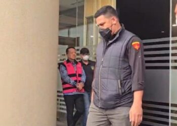 Diperiksa 7 Jam, Eks Jampidsus Febrie Bungkam usai Keluar dari Gedung Kejagung