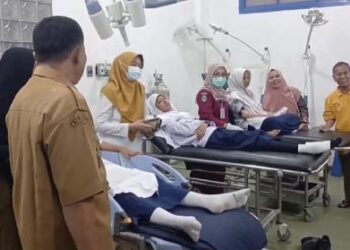 86 Siswa MTsN 1 Kota Pariaman Dilarikan ke Rumah Sakit, Diduga Keracunan MBG