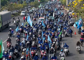 Massa buruh dari Bekasi bergerak menuju Jakarta untuk demo di Thamrin, Kamis (24/9/2026). FOTO/@infobekasi.