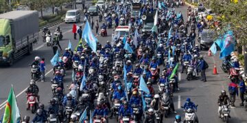 Massa buruh dari Bekasi bergerak menuju Jakarta untuk demo di Thamrin, Kamis (24/9/2026). FOTO/@infobekasi.