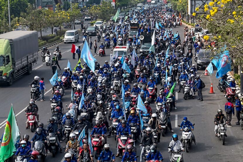 Massa buruh dari Bekasi bergerak menuju Jakarta untuk demo di Thamrin, Kamis (24/9/2026). FOTO/@infobekasi.