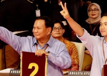 Prabowo Subianto dan Gibran Rakabuming saat ambil nomor urut di KPU. FOTO/RMOL.