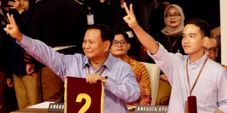 Prabowo Subianto dan Gibran Rakabuming saat ambil nomor urut di KPU. FOTO/RMOL.