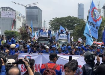 Ribuan buruh menggelar aksi di kawasan Dukuh Atas, Jakarta Selatan, Kamis (24/9/2026). FOTO/iNews/Ari Sandita.