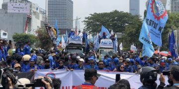 Ribuan buruh menggelar aksi di kawasan Dukuh Atas, Jakarta Selatan, Kamis (24/9/2026). FOTO/iNews/Ari Sandita.