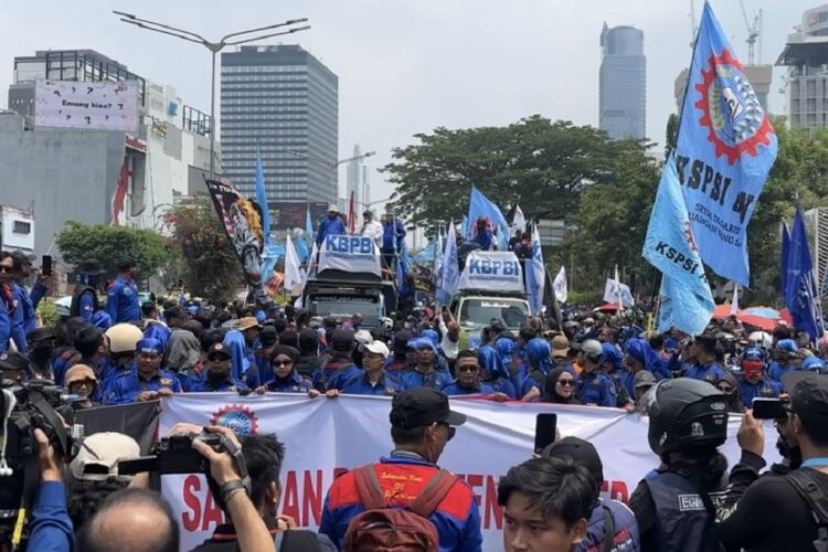 Ribuan buruh menggelar aksi di kawasan Dukuh Atas, Jakarta Selatan, Kamis (24/9/2026). FOTO/iNews/Ari Sandita.