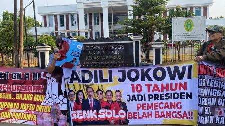 Sidang Roy Suryo dan Dokter Tifa, Pendukung Bentangkan Spanduk 'Adili Jokowi' di PN Jaktim
