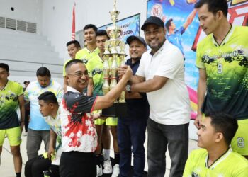 Tim Bola Voli Bank Aceh berhasil meraih kemenangan pada partai final Open Turnamen Bola Voli dalam rangka HUT TNI ke-81 Tahun 2026 yang berlangsung di GOR KONI Banda Aceh, Minggu (27/9/2026). FOTO/Dok. BAS untuk HAI.