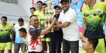 Tim Bola Voli Bank Aceh berhasil meraih kemenangan pada partai final Open Turnamen Bola Voli dalam rangka HUT TNI ke-81 Tahun 2026 yang berlangsung di GOR KONI Banda Aceh, Minggu (27/9/2026). FOTO/Dok. BAS untuk HAI.