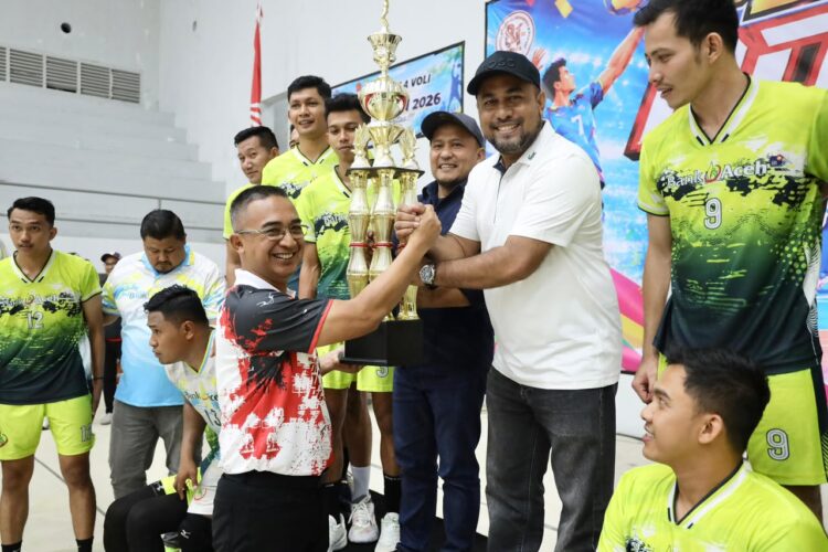 Tim Bola Voli Bank Aceh berhasil meraih kemenangan pada partai final Open Turnamen Bola Voli dalam rangka HUT TNI ke-81 Tahun 2026 yang berlangsung di GOR KONI Banda Aceh, Minggu (27/9/2026). FOTO/Dok. BAS untuk HAI.