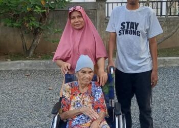Dinsos Aceh Serahkan Kursi Roda untuk Lansia 76 Tahun