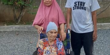 Dinsos Aceh Serahkan Kursi Roda untuk Lansia 76 Tahun