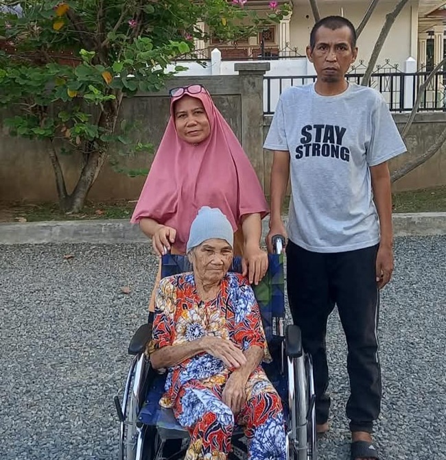 Dinsos Aceh Serahkan Kursi Roda untuk Lansia 76 Tahun