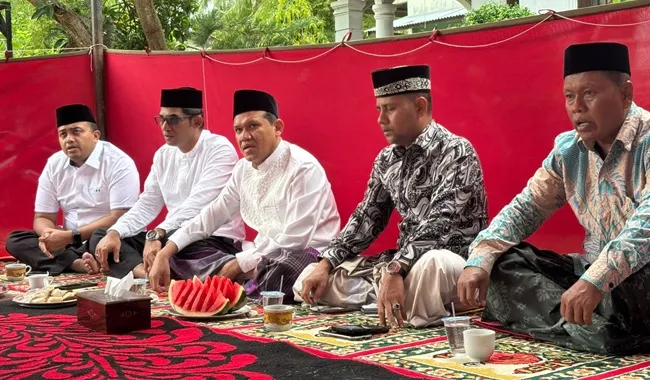 Wagub Aceh Dek Fadh Melayat ke Rumah Duka Ibunda Tgk. Muharuddin