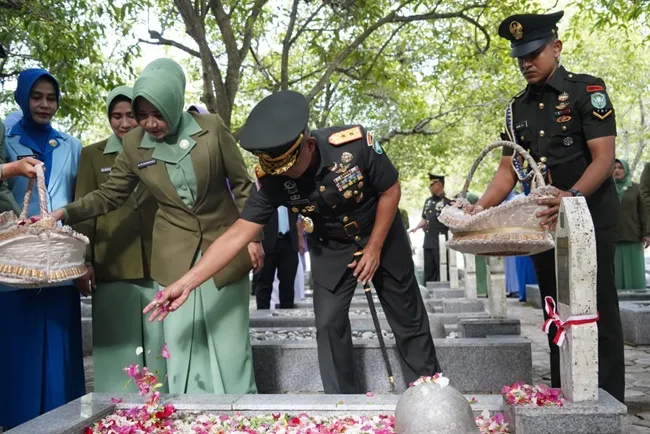 Pangdam IM Pimpin Ziarah Nasional HUT ke-81 TNI di Taman Makam Pahlawan Banda Aceh