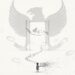 Ilustrasi: Seorang anak kecil berdiri di ruang kosong, memegang kartu identitas yang hancur menjadi debu, menatap pintu terbuka yang jauh di depan. Di balik pintu, bayangan Garuda dan peta Indonesia samar-samar menunggu. Jejak kertas yang menghubungkan anak itu dengan pintu terputus di tengah jalan, dikelilingi stempel-stempel birokrasi yang melayang tanpa makna. Pulang bukan soal loket, tapi soal dijemput.