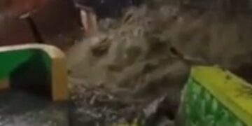 Banjir besar menerjang pemukiman warga di Jalan Siliwangi Dalam, Kelurahan Cipaganti, Kecamatan Coblong, Kota Bandung, Jawa Barat, Jumat (30/10/2026). FOTO/Net.
