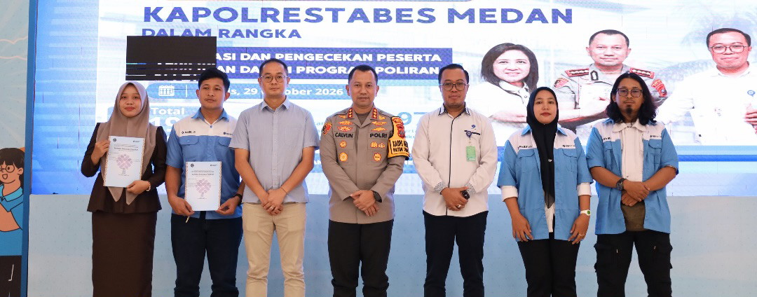 Kapolrestabes Medan berfoto bersama peserta program di atas panggung.
