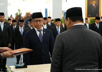 Rocky Gerung Dilantik Jadi Anggota Wantimpres, Tunduk Hormat kepada Prabowo