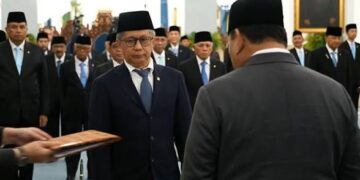 Rocky Gerung Dilantik Jadi Anggota Wantimpres, Tunduk Hormat kepada Prabowo