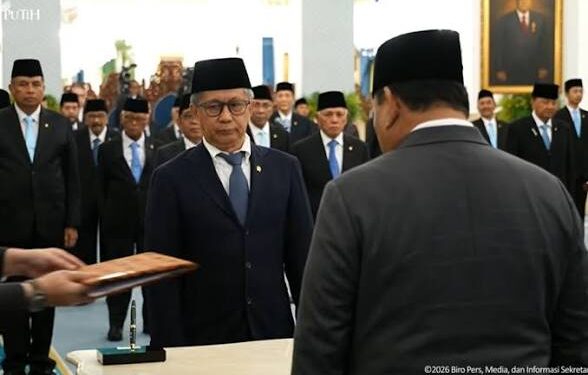 Rocky Gerung Dilantik Jadi Anggota Wantimpres, Tunduk Hormat kepada Prabowo