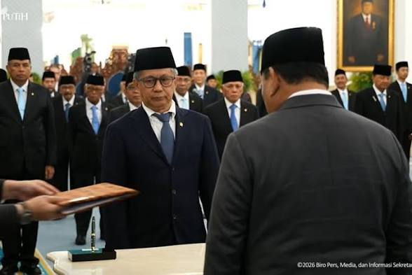 Rocky Gerung Dilantik Jadi Anggota Wantimpres, Tunduk Hormat kepada Prabowo