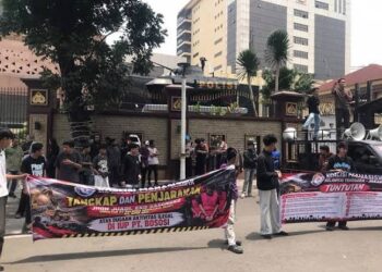 Ibu-Ibu Teriak Depan DPR RI Minta Gibran di Makzulkan