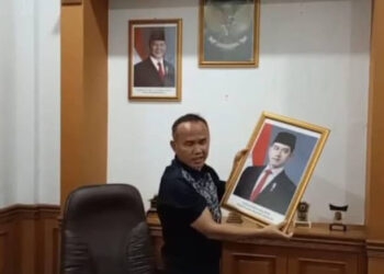 Protes Polemik Ijazah, Wakil Ketua DPRD Sukabumi Turunkan Foto Gibran