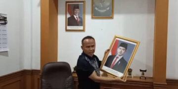 Protes Polemik Ijazah, Wakil Ketua DPRD Sukabumi Turunkan Foto Gibran