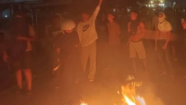 Bentrokan dua kelompok pemuda kembali pecah di Kecamatan Wotu, Kabupaten Luwu Timur, Sulawesi Selatan, Jumat (16/10/2026) malam. FOTO/Net.