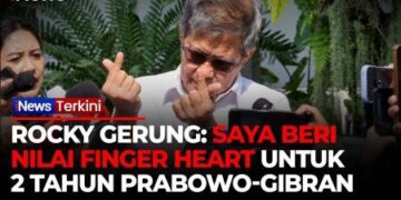 Hadir di Sidang Kabinet Paripurna, Rocky Gerung Beri 'Love Sign' Saat Ditanya Nilai Kinerja Pemerintah