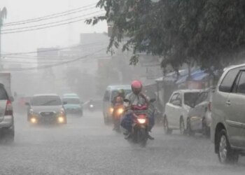 Ilustrasi Hujan dengan intensitas lebat hingga sangat lebat berpotensi terjadi di sejumlah wilayah dan dapat memicu bencana hidrometeorologi, seperti banjir, tanah longsor, banjir bandang, serta pohon tumbang. FOTO/Net.