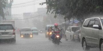 Ilustrasi Hujan dengan intensitas lebat hingga sangat lebat berpotensi terjadi di sejumlah wilayah dan dapat memicu bencana hidrometeorologi, seperti banjir, tanah longsor, banjir bandang, serta pohon tumbang. FOTO/Net.