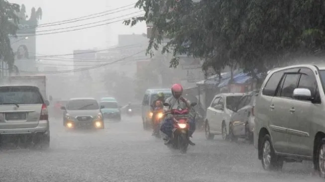 Ilustrasi Hujan dengan intensitas lebat hingga sangat lebat berpotensi terjadi di sejumlah wilayah dan dapat memicu bencana hidrometeorologi, seperti banjir, tanah longsor, banjir bandang, serta pohon tumbang. FOTO/Net.
