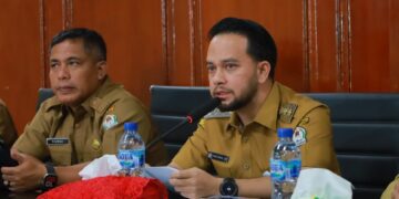 Wakil Bupati Aceh Barat, Said Fadheil memimpin Rapat Koordinasi (Rakor) Tim Koordinasi Penanggulangan Kemiskinan (TKPK) di Aula Cut Nyak Dhien, Bapperida Aceh Barat, Senin (5/10/2026). FOTODok. Istimewa.