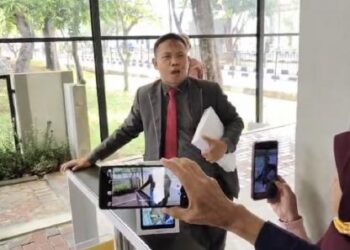 Ahmad Khozinudin Ngamuk di DPR saat Sampaikan Desakan Pemakzulan Gibran: Rakyat Mau Masuk