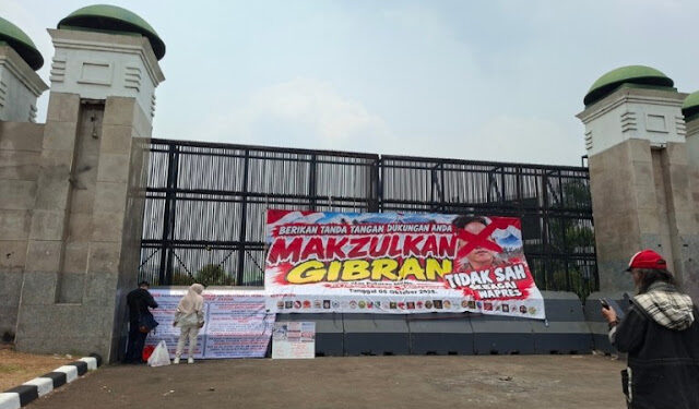 Massa Di Depan DPR Desak Segera Sidangkan Tuntutan Turunkan Gibran: Tak Ada Lagi Kompromi