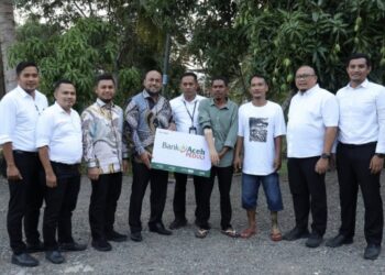 Bank Aceh Syariah melalui program Bank Aceh Peduli menyalurkan bantuan alat bantu tangan palsu kepada Suhairi, warga Kecamatan Montasik, Aceh Besar. Bantuan tersebut diserahkan langsung oleh Direktur Utama Bank Aceh Syariah, Fadhil Ilyas. FOTO/Dok. BAS.