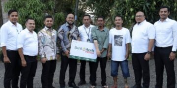 Bank Aceh Syariah melalui program Bank Aceh Peduli menyalurkan bantuan alat bantu tangan palsu kepada Suhairi, warga Kecamatan Montasik, Aceh Besar. Bantuan tersebut diserahkan langsung oleh Direktur Utama Bank Aceh Syariah, Fadhil Ilyas. FOTO/Dok. BAS.