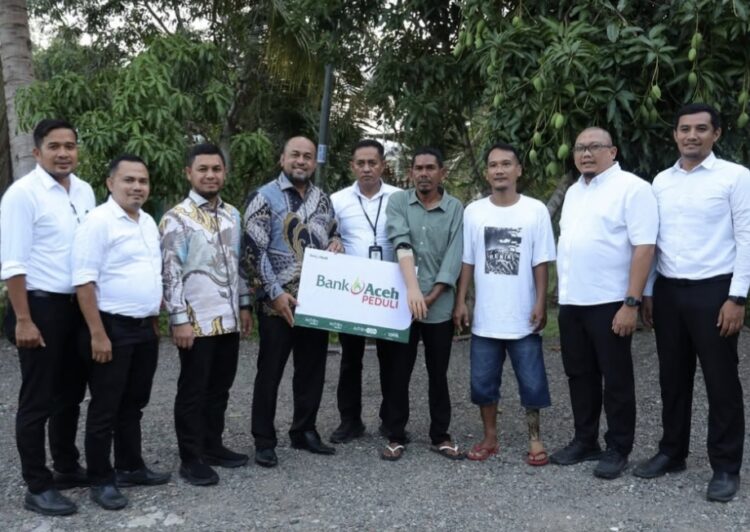 Bank Aceh Syariah melalui program Bank Aceh Peduli menyalurkan bantuan alat bantu tangan palsu kepada Suhairi, warga Kecamatan Montasik, Aceh Besar. Bantuan tersebut diserahkan langsung oleh Direktur Utama Bank Aceh Syariah, Fadhil Ilyas. FOTO/Dok. BAS.