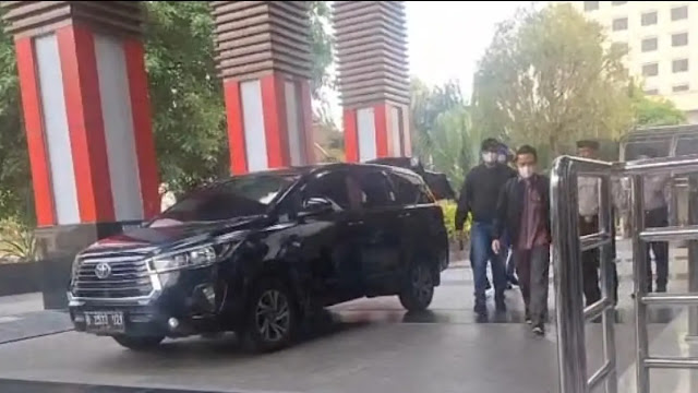 Bupati Klaten Bersama 8 Orang yang Terjaring OTT Tiba di Gedung Merah Putih KPK