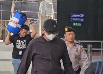 Bupati Klaten Tiba di KPK usai Kena OTT, Petugas Bawa Tong Diduga buat Tampung Uang